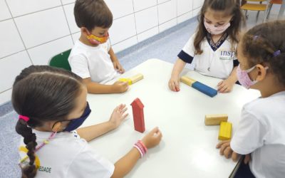 Na sala de aula tem triângulos, retângulos e círculos!