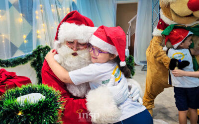 Papai Noel e rena fazem alegria das crianças no INSP.